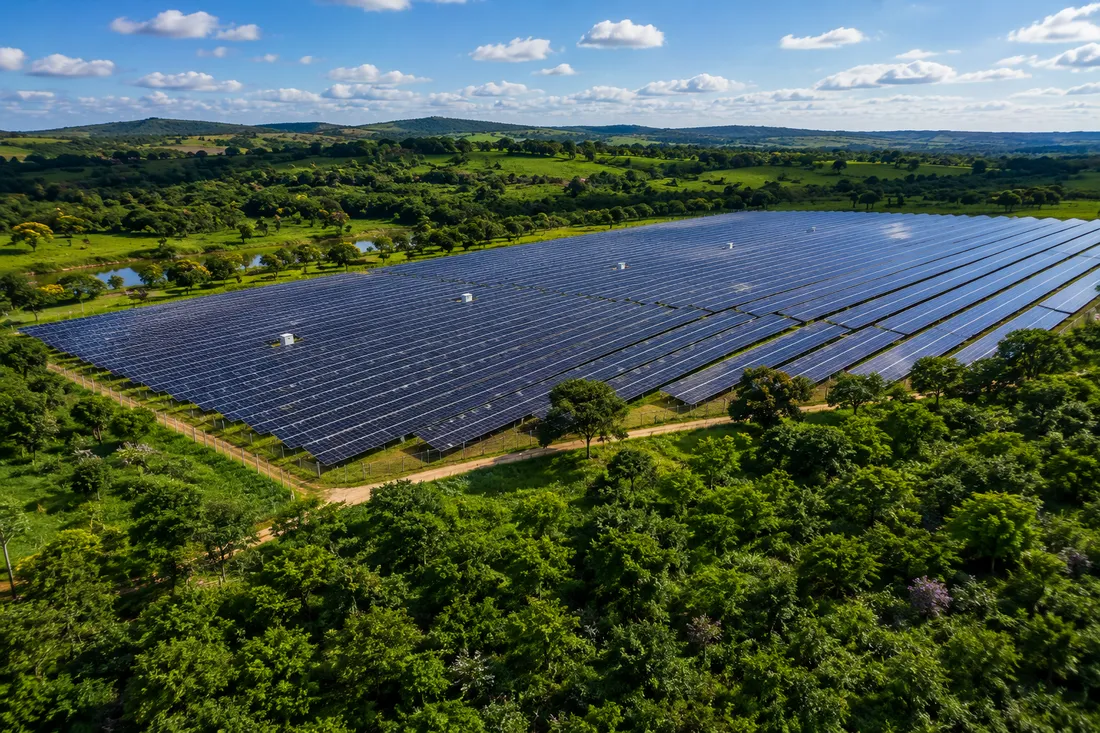 Vista aérea de usina solar de geração distribuída